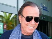 Julio Iglesias retrasa su llegada a Galicia por los incendios