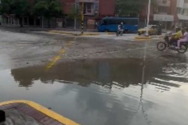 Santa Marta amanece con alcantarillas rebosadas y calles inundadas