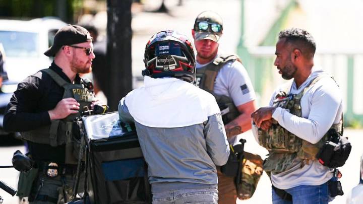 Por temor a ser arrestados por ICE, los repartidores migrantes de Washington cambian de táctica o abandonan la ciudad
