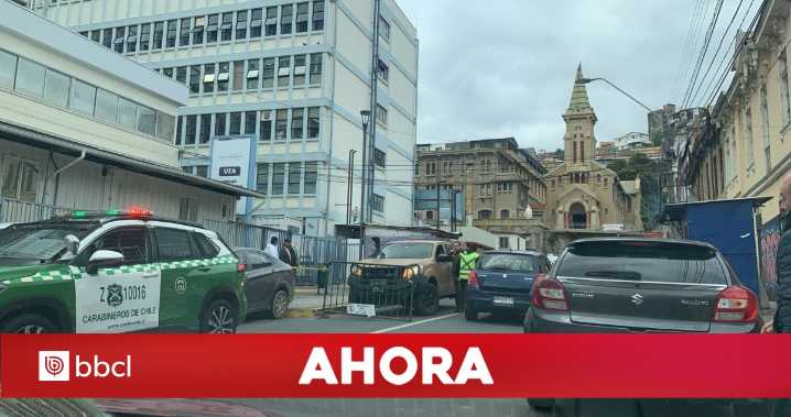 Encuentran cuerpo al interior de vehículo estacionado al exterior del Hospital Carlos Van Buren