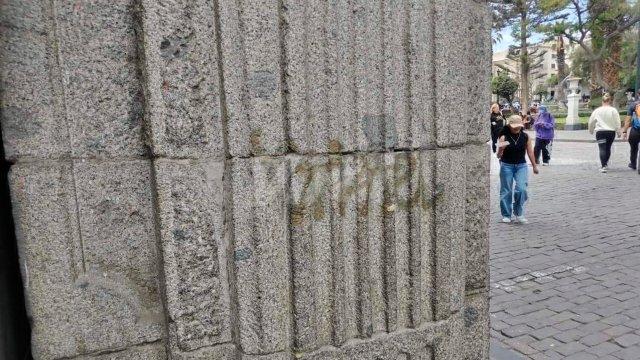 Nuevo grafiti en la plaza de Armas de Arequipa alerta sobre la falta de vigilancia en el centro histórico