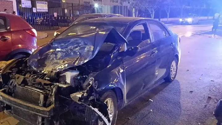 Dos personas salvaron de morir en violento choque entre un automóvil y una camioneta en Surco