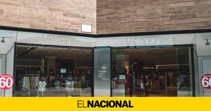 Sfera convierte el lino en prenda estrella con este vestido bloque minimalista