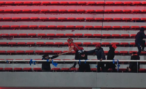 Fallo de Conmebol: Independiente eliminado y avanzó Universidad de Chile, tras la barbarie en Avellaneda