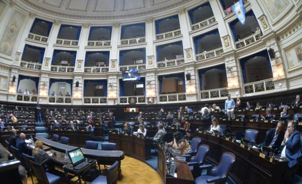 Provincia: sancionaron la ley que limita el uso de celulares en las aulas