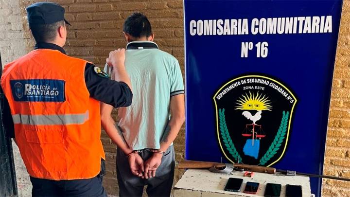 Durante un allanamiento en Clodomira, la policía detuvo a un hombre y secuestró armas y droga