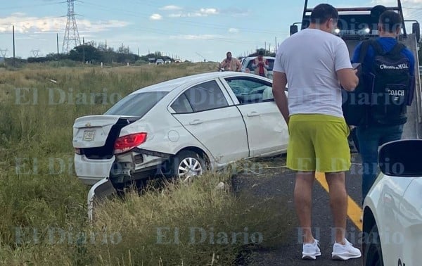 Vuelca auto en carretera a Delicias; conductor sale ileso