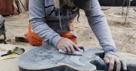 El doctor de las guitarras de Neuquén que combina su pasión por la música con la luthería