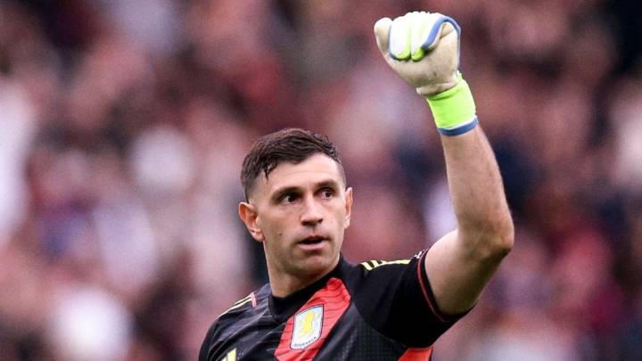 Manchester United dio marcha atrás y Dibu Martínez seguirá en Aston Villa