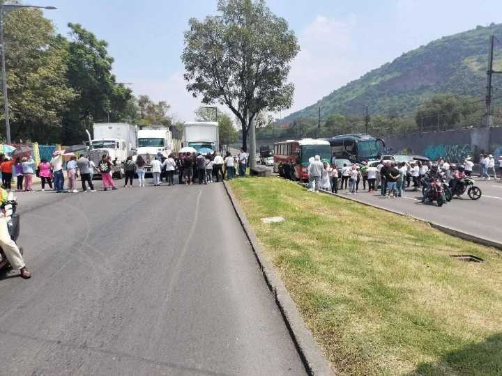 BLOQUEO EN LA CALZADA ZARAGOZA CON DIRECCIÓN AL AEROPUERTO DE LA CDMX