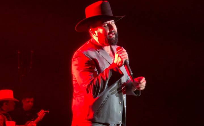 Carín León sorprende en Las Vegas: Improvisa homenajes y canta más de 40 temas
