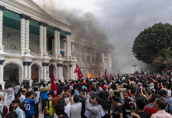 Manifestantes queman el Parlamento de Nepal mientras se intensifica violencia en protestas