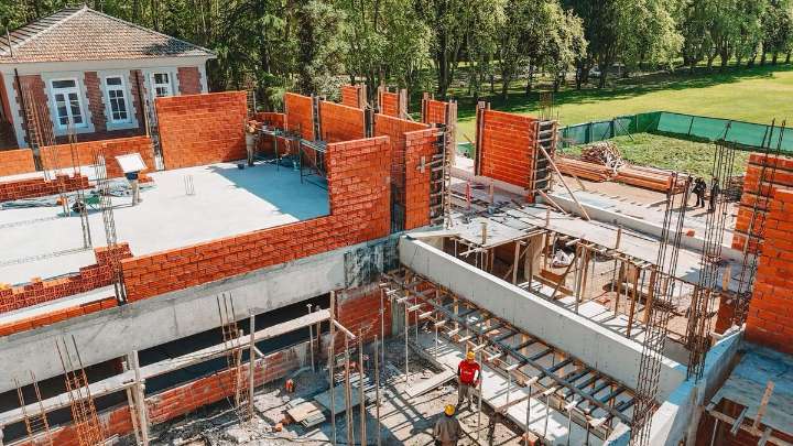 El edificio de la Universidad de Pilar ya tiene segundo piso