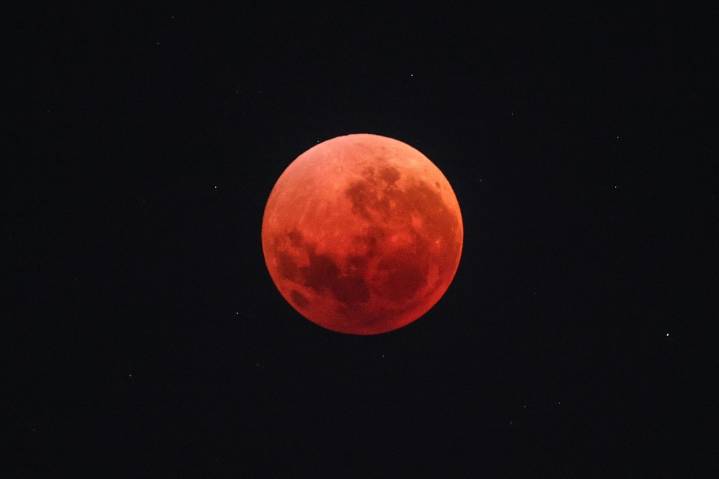 La «luna de sangre» emerge durante el eclipse total lunar