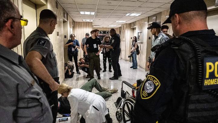 Periodista es hospitalizado tras empujón de agentes de ICE en una detención en Nueva York