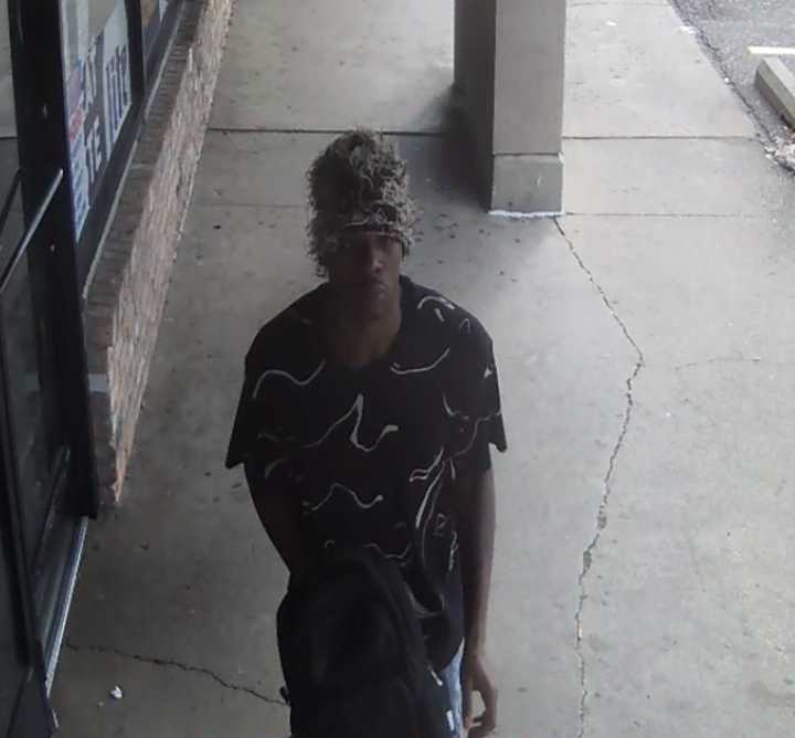 Brooklyn Park police need help ID'ing suspect in strip mall stabbing