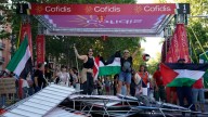 Suspenden la final de La Vuelta a España después de que manifestantes tomaran el circuito en el centro de Madrid