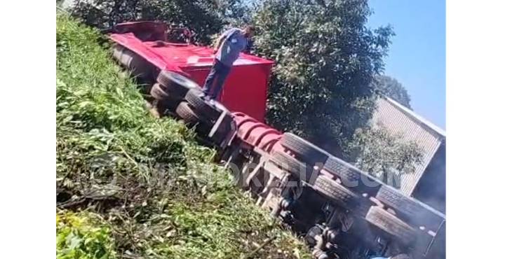 Vuelca tráiler en la "Curva del Diablo", carretera Uruapan