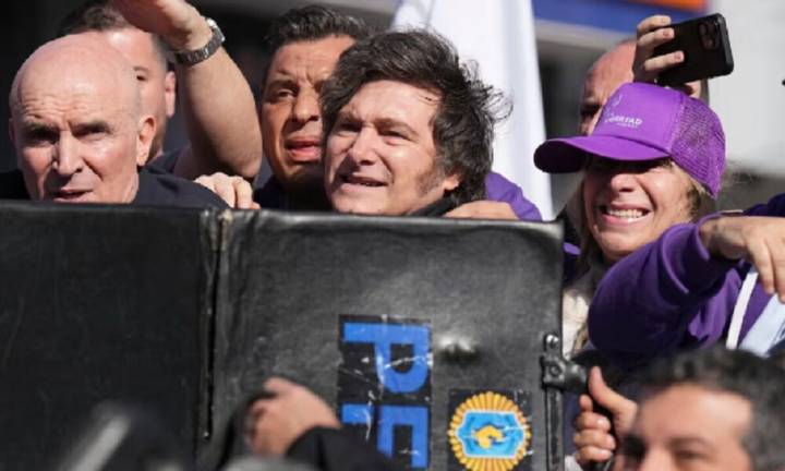 Milei cierra la campaña en la provincia: hubo incidentes en la previa del acto