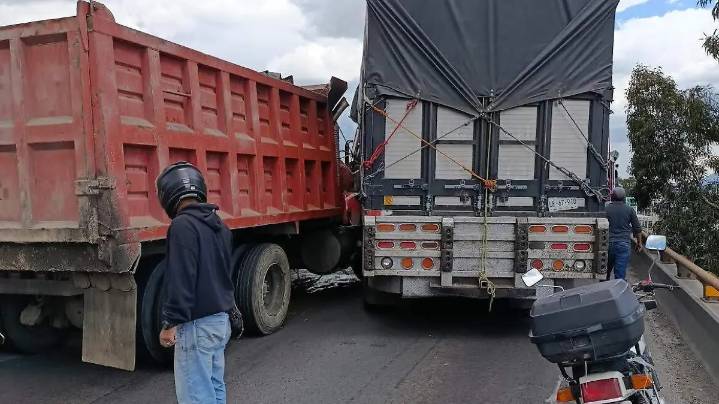 Ixtapaluca: Carambola de camiones bloquea acceso a la autopista México