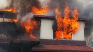 Revuelta en Nepal: asesinan a la mujer de un ex primer ministro tras quemar su vivienda con ellos dentro