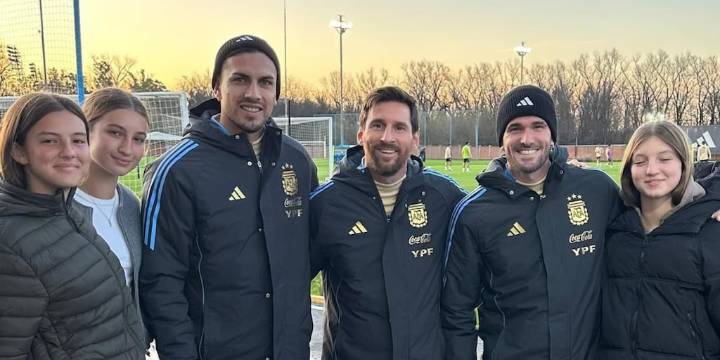 El álbum de fotos de las hijas de Fabián Cubero y Nicole Neumann con Messi, Scaloni y los jugadores de la selección
