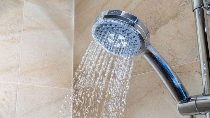 Con pocos ingredientes y en tiempo récord: el truco de la abuela para combatir el sarro y la mugre en el cabezal de la ducha