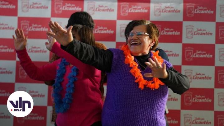 Adultos mayores de Licantén celebran Fiestas Patrias en el Gimnasio Municipal