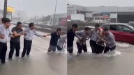 Conductora queda atrapada en avenida Gonzalitos tras lluvias en Monterrey; hombres la rescatan