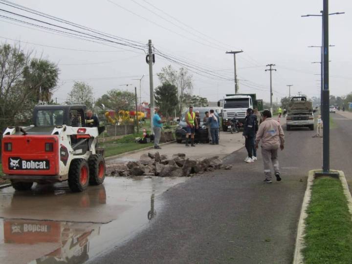 PUERTO VILELAS: Inició La Reparación De Un Caño Maestro Sobre avenida San Martín