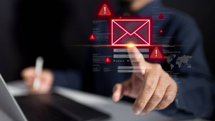 Cómo los estafadores usan IA para crear correos de “phishing” y engañar a adultos mayores
