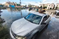 Lluvias “ligeras" inundan calles de Cancún; banquetas quedaron bajo el agua
