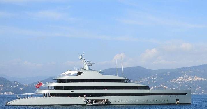 83,5 metros y parquet de palisandro: el yate de lujo 'Savannah' brilla en Mallorca