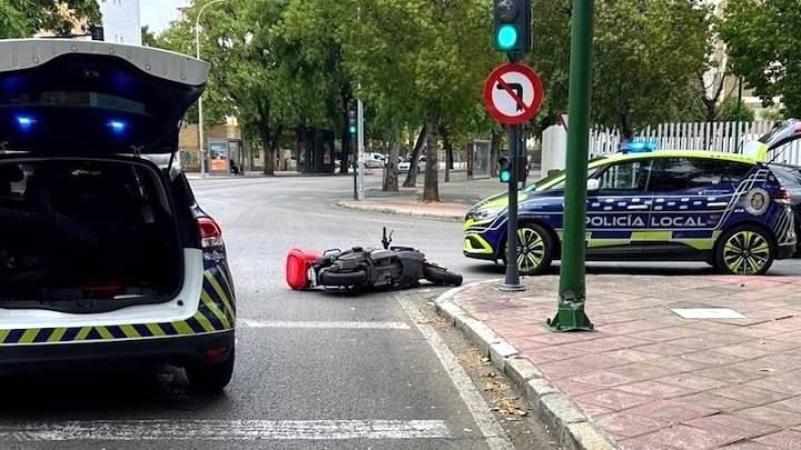 Muere un motorista al chocar con un coche, salir despedido y ser arrollado por otro