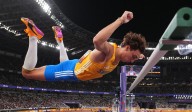 ¡Es de otro planeta! Armand Duplantis gana el oro y rompe récord mundial en salto con garrocha