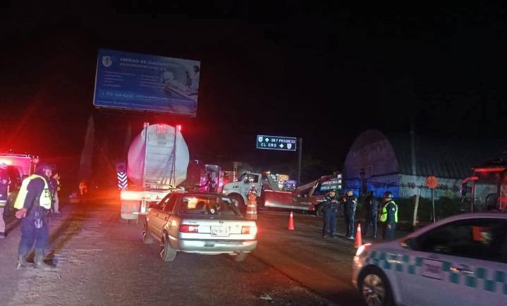 Suman 10 decesos por choque de tren con autobús en Atlacomulco