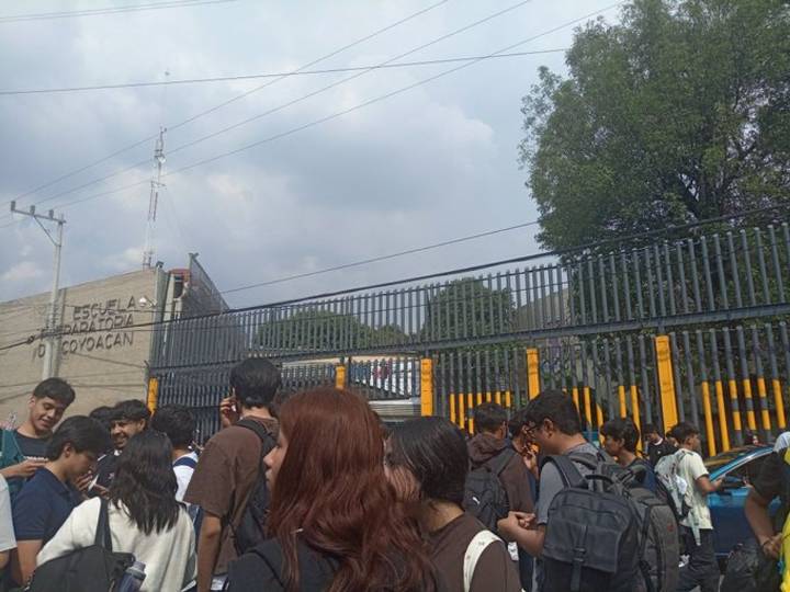 Desalojan la Prepa 6 de la UNAM por amenaza de bomba
