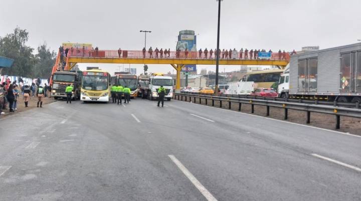 Transportistas BLOQUEAN la Panamericana sur con sus unidades ante ola de extorsiones (VIDEO)