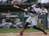 Cachorros anuncian la firma de Carlos Santana