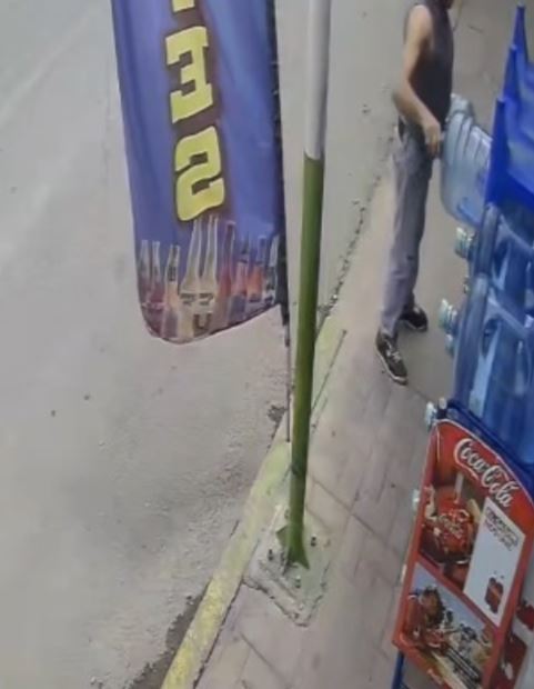 Roban garrafones de agua en negocios locales