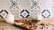 Ni vinagre ni alcohol: el truco casero para limpiar los azulejos de la cocina sin gastar de más