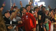 La "Marea Roja" recibió a la selección chilena en su llegada a Brasil