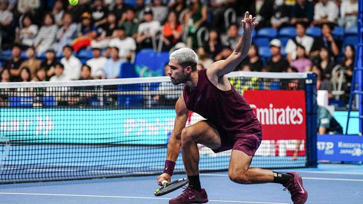 "El punto del año", "está loco": La notable jugada de Alcaraz en su paso a semifinales del ATP de Tokio Sigue firme.