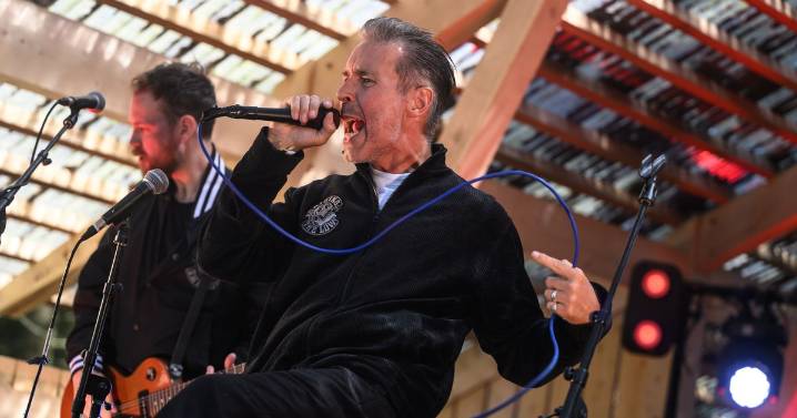 Intimate Glasgow show for Paddy Considine's rock band sees star heap praise on city 'legend'