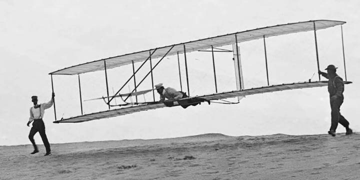 Dos hermanos, un helicóptero de juguete y la conquista de los cielos: la increíble travesía de los Wright hasta el primer avión