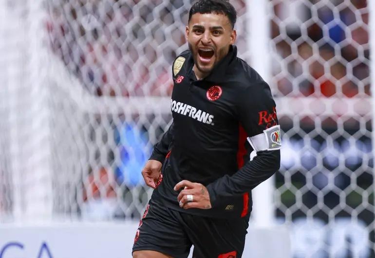 Toluca golea 3-0 a Chivas con anotación y asistencia de Vega