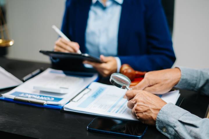 Fraude de seguros en Florida: hispanas enfrentan cargos de delincuencia organizada