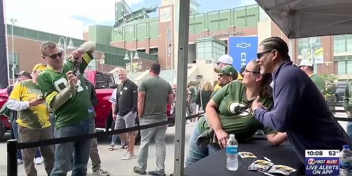 Packers fans celebrate home opener with annual alumni weekend halftime ceremony