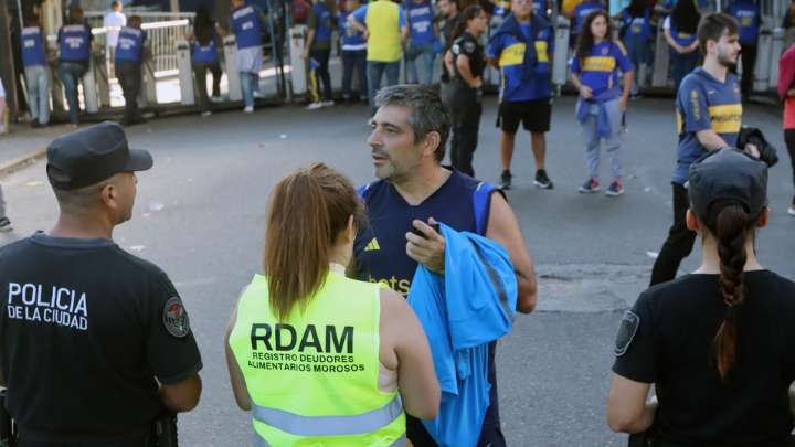 Detectaron a más de 30 deudores alimentarios morosos en estadios de fútbol y espectáculos masivos