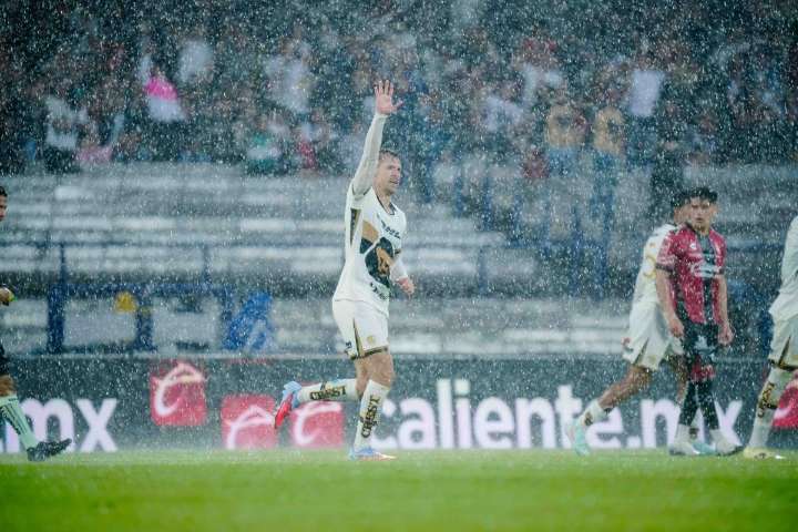 Efraín Juárez alaba el gol de Aaron Ramsey: “Hizo llorar a todo Pumas”